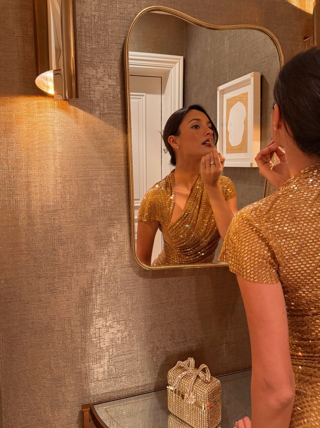 Alexandra pertama kali dikaitkan dengan Charles Leclerc pada 2023 ketika keduanya tertangkap menonton pertandingan Wimbledon di London. Sejak saat itu, Alexandra sering terlihat mendukung kekasihnya dalam berbagai pertandingan F1 meski tidak sering mengumbar kemesraan. Foto: Instagram