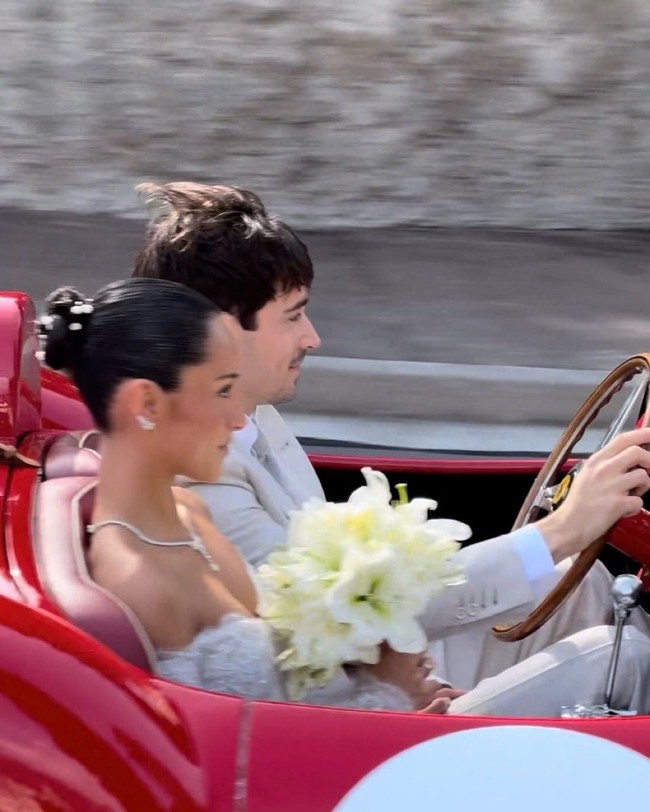 Banyak orang menduga bahwa keduanya baru saja melangsungkan pernikahan selagi keduanya mengenakan baju warna putih. Foto: Instagram