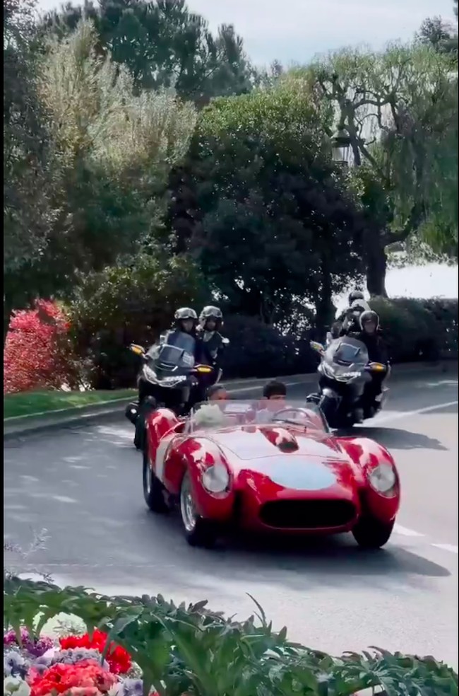 Berita pernikahan Leclerc pertama kali beredar setelah sebuah video yang viral menampilkan pasangan itu berkendara dengan mobil Ferarri vintage. Dalam postingan, Alexandra terlihat memegang sebuket bunga. Foto: Instagram