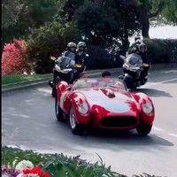 Berita pernikahan Leclerc pertama kali beredar setelah sebuah video yang viral menampilkan pasangan itu berkendara dengan mobil Ferarri vintage. Dalam postingan, Alexandra terlihat memegang sebuket bunga. Foto: Instagram