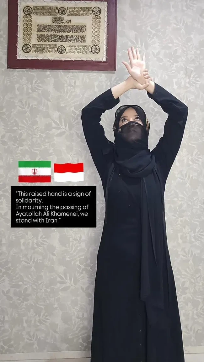 Melalui Instagramnya Andi Soraya ikut berduka dengan menunjukkan gerakan sebagai simbol solidaritas. Kenakan busan serba hitam, ia tampak mengangkat kedua tangannya. Foto: Instagram