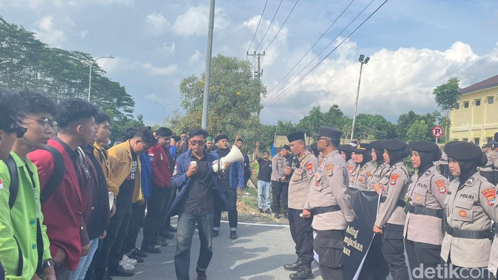 Aliansi mahasiswa se-Kalimantan Selatan menggelar demonstrasi di Polda Kalsel, Senin (2/3/2026).