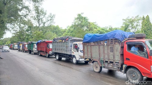 Antrean truk sampah di TPA Suwung, Senin (2/3/2026) sore.