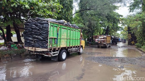Puluhan truk sampah terlihat menunggu giliran untuk membuang sampah ke TPA Suwung, Senin (2/3/2026). (Ahmad Firizqi Irwan/detikBali)