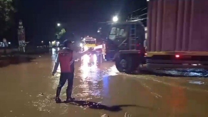 Jembatan di jalur pantai utara (Pantura) Jalan Raya Ir Juanda di Kota Pasuruan terendam banjir akibat luapan Sungai Petung