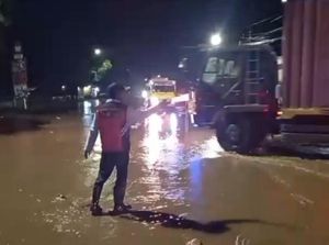 Jembatan di Jalur Pantura Kota Pasuruan Banjir, Lalin Dialihkan