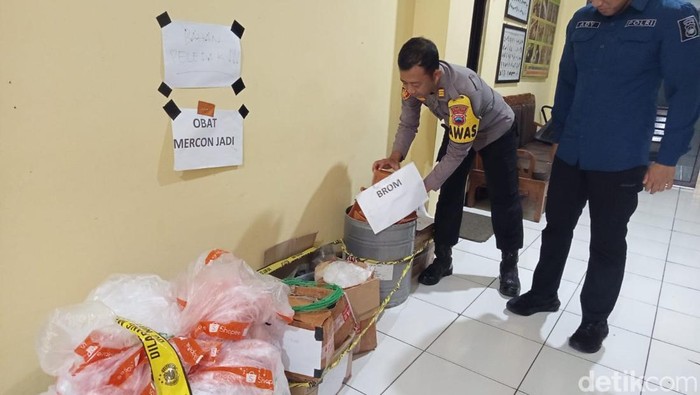 Barang bukti bahan obat petasan dan balon udara yang diungkap Polresta Magelang, Senin (2/3/2026).