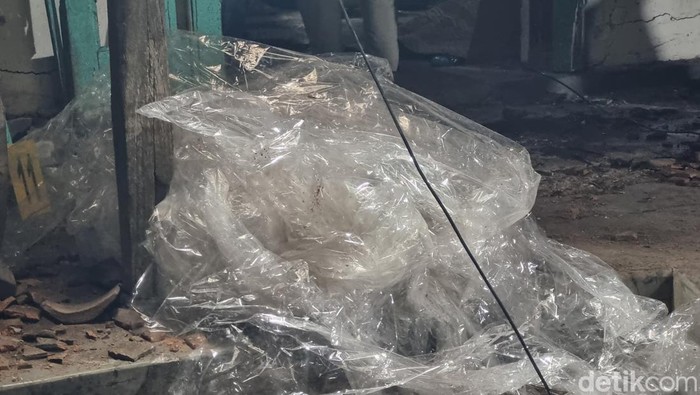 Barang bukti balon udara yang akan dibuat.
