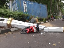 Kontainer Truk Jatuh di Depan Kantor Wali Kota Bitung, 3 Pemotor Luka