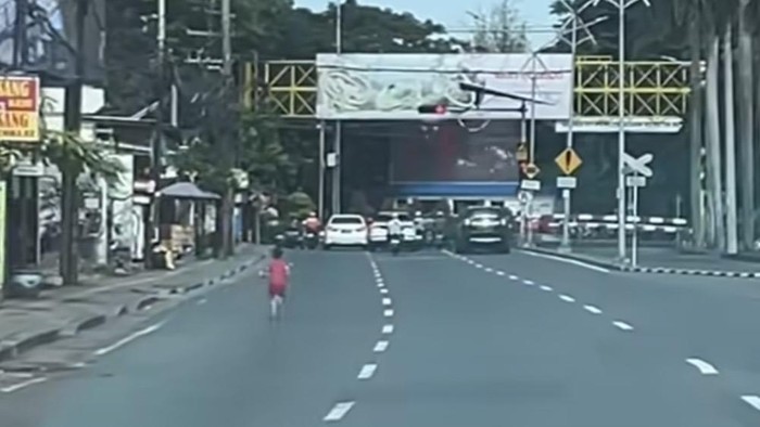 Bocah laki-laki berlarian di Jalan Margorejo Surabaya