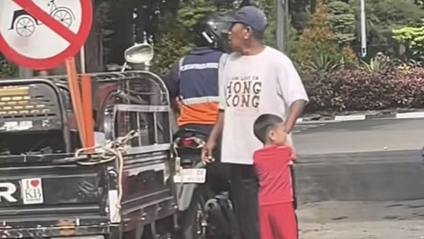 Bocah laki-laki berlarian di Jalan Margorejo Surabaya Bocah laki-laki berlarian di Jalan Margorejo Surabaya