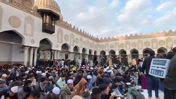 Buka puasa bersama di Masjid Al Azhar yang diadakan selama bulan Ramadan, dengan membagikan 10.000 paket makanan secara gratis. Kegiatan ini juga diikuti para mahasiswa dari Indonesia.