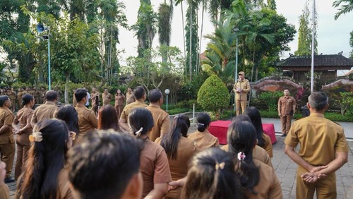 Bupati Gianyar I Made Mahayastra memimpin apel yang diikuti  ASN lingkup Pemkab Gianyar di halaman kantor Bupati Gianyar, Senin (2/3/2026). (Foto: Dok. Pemkab Gianyar)