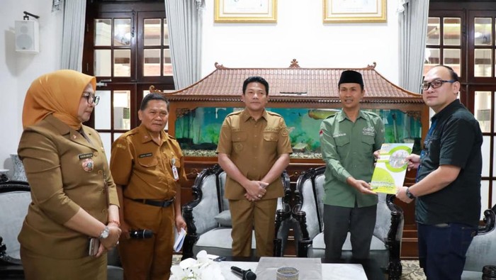 Bupati Sidoarjo Subandi