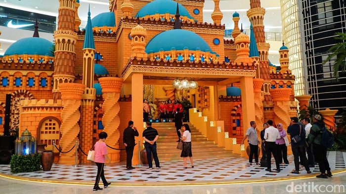 Dekorasi Ramadan menghiasi pusat perbelanjaan Senayan City, Senin (2/3/2026), menarik perhatian pengunjung yang datang untuk berbelanja maupun bersantai.