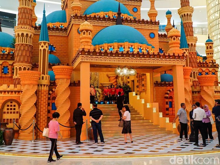 Bagus Bangeeet! Kubah, Menara, dan Warna Terakota-Biru di Pusat Belanja Jakarta