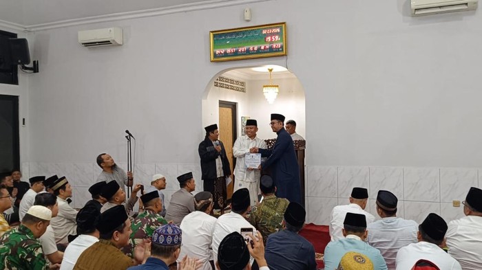 Didampingi Kapolresta Depok, Wali Kota Supian Suri Gelar Tarawih Keliling