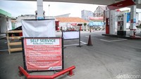 Puluhan kendaraan motor yang baru mengisi bensin mengalami kendala mogok saat akan keluar dari area SPBU.