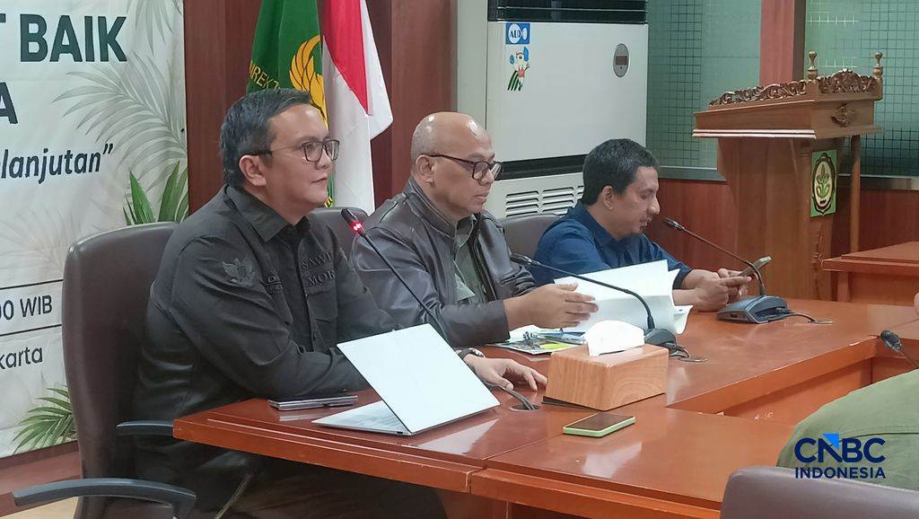 Direktur Perlindungan Perkebunan di Direktorat Jenderal Kementerian Pertanian, Hendratmojo Bagus Hudoro (tengah) dalam diskusi mengenai Sinergi Media untuk Sawit Berkelanjutan di Kementan, Senin (2/3/2026). (CNBC Indonesia/Ferry Sandi)