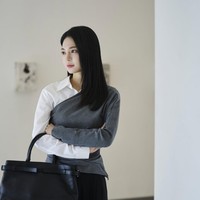 8 Warna Baju yang Cocok dengan Celana Hitam, Simpel tapi Selalu Stylish