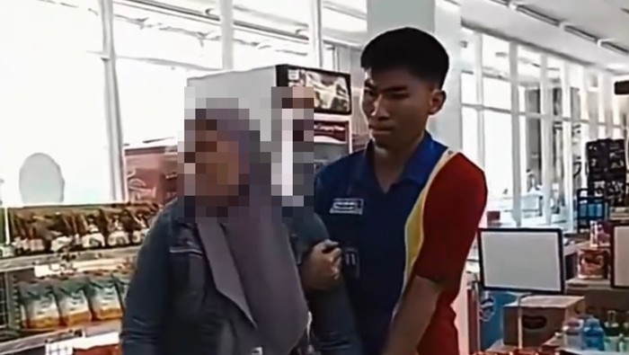 Emak-emak berinisial R kepergok karyawan sebuah toko ritel di Muna melakukan aksi pencurian.