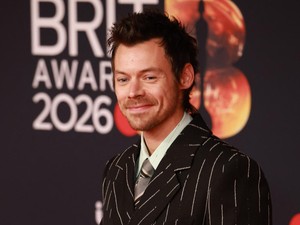 Tepis Rumor Rambut Botak, Harry Styles Pakai Sepatu Balet Chanel di Brit Awards