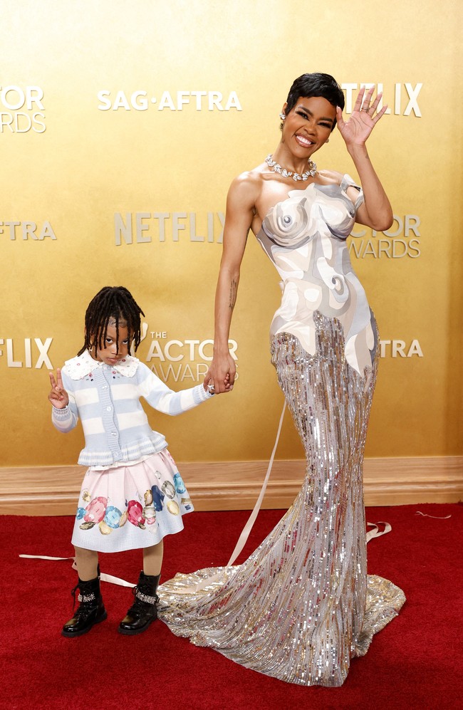 Teyana Taylor memberi makna baru pada istilah naked dress. Nomine SAG Awards 2026 untuk perannya di film ‘One Battle After Another’ ini tampil dalam gaun ketat rancangan Thom Browne dengan atasan abstrak menyerupai bodice dan rok berkilau high-shine. Siluetnya tegas, sensual, dan tetap artistik. (Foto: REUTERS/Caroline Brehman)