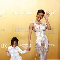 Teyana Taylor memberi makna baru pada istilah naked dress. Nomine SAG Awards 2026 untuk perannya di film ‘One Battle After Another’ ini tampil dalam gaun ketat rancangan Thom Browne dengan atasan abstrak menyerupai bodice dan rok berkilau high-shine. Siluetnya tegas, sensual, dan tetap artistik. (Foto: REUTERS/Caroline Brehman)