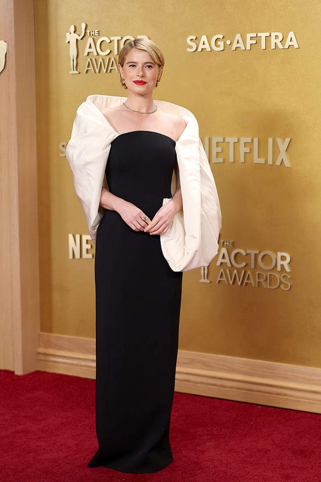 Jessie Buckley tampil bold dalam balutan Balenciaga dan perhiasan dari Jessica McCormack. Modern, tegas, dan sophisticated. (Foto: Kevin Mazur/Getty Images)