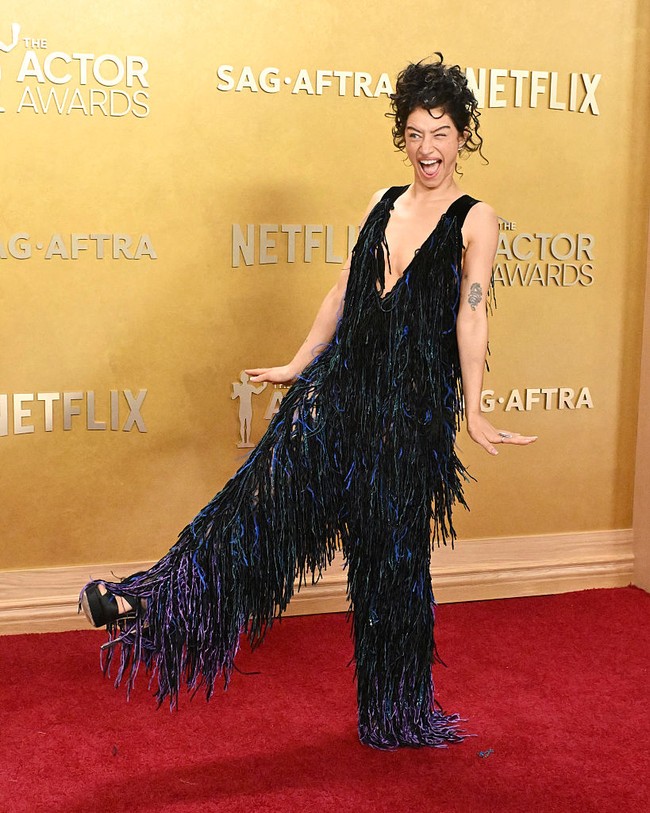 Odessa A’Zion memilih jumpsuit rancangan Giorgio Armani dengan detail crystal fringe, Pilihan edgy yang tetap elegan, membuktikan bahwa glamour tak selalu harus berupa gaun. (Foto: Earl Gibson III/Deadline via Getty Images)