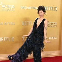 Odessa A’Zion memilih jumpsuit rancangan Giorgio Armani dengan detail crystal fringe, Pilihan edgy yang tetap elegan, membuktikan bahwa glamour tak selalu harus berupa gaun. (Foto: Earl Gibson III/Deadline via Getty Images)