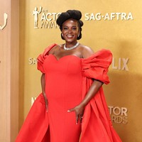Wunmi Mosaku memakai gaun merah custom berbahan jersey dari Louis Vuitton dengan lengan silk taffeta yang sukses menciptakan siluet dramatis sekaligus anggun. (Foto: Kevin Mazur/Getty Images)