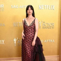 Mia Goth memikat dengan gaun Dior yang dilapisi detail beading nan memukaui. (Foto: Gilbert Flores/Variety via Getty Images)