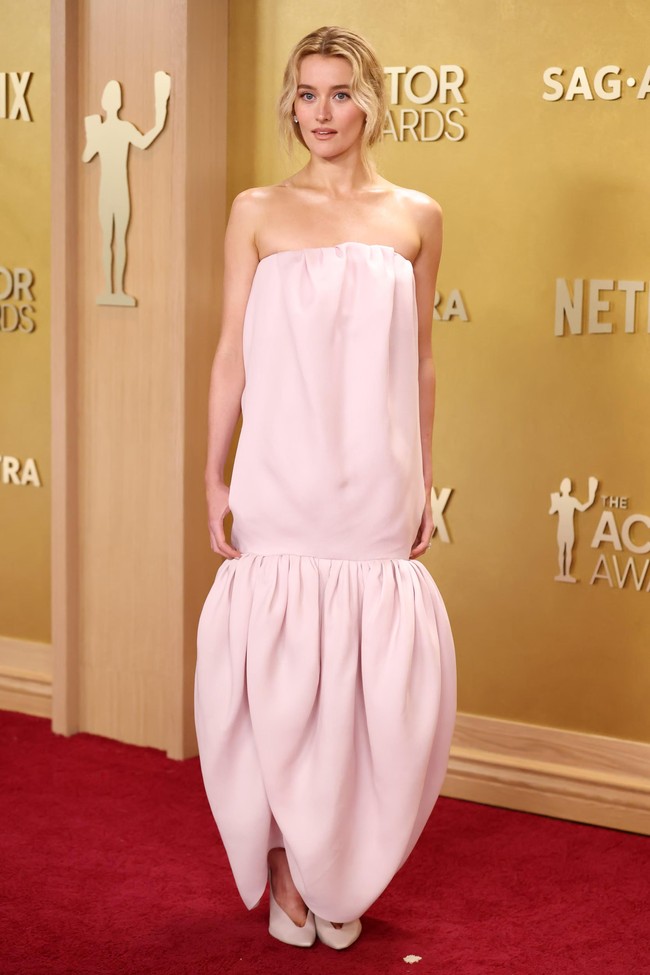 Sarah Pidgeon berbalut gaun Balenciaga yang mempertegas siluet modern khas rumah mode tersebut. (Foto: Getty Images)