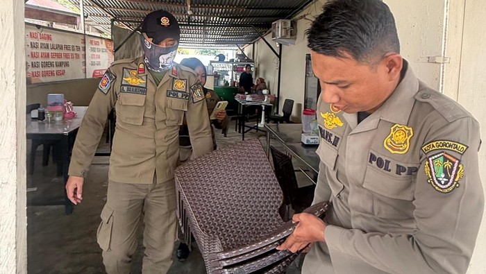 Satpol PP Gorontalo razia 6 rumah makan yang melanggar jam operasional Ramadan 2026. Meja dan kursi disita untuk efek jera. Patroli akan terus dilakukan.