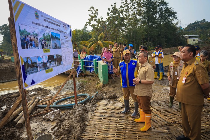Gubernur Jateng, Ahmad Luthfi memantau perbaikan jalan Semarang-Godong.