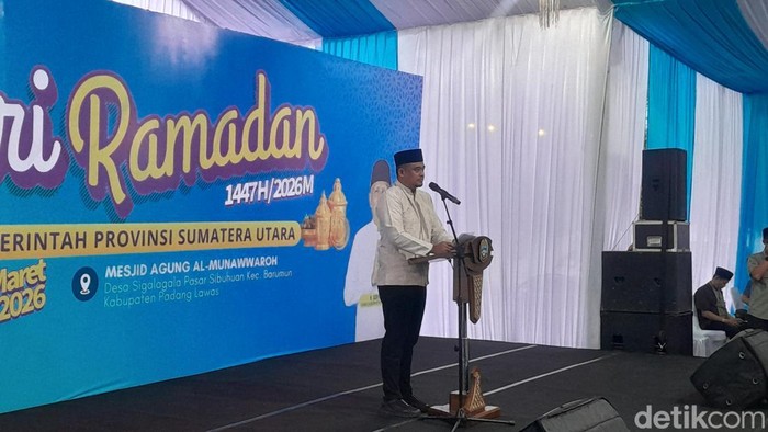 Gubsu Bobby Nasution saat sambutan dalam safari Ramadan di Masjid Agung Al-Munawarrah Kabur Palas. 