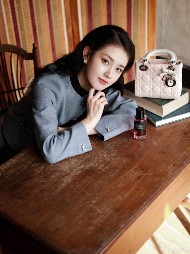 Meski identik dengan drama pendek digital, Guo Yuxin tidak membatasi diri pada satu saja. Ia terus memperluas kariernya dengan membintangi drama televisi reguler,hingga proyek-proyek dengan skala produksi yang lebih besar. Foto: Dok. Weibo