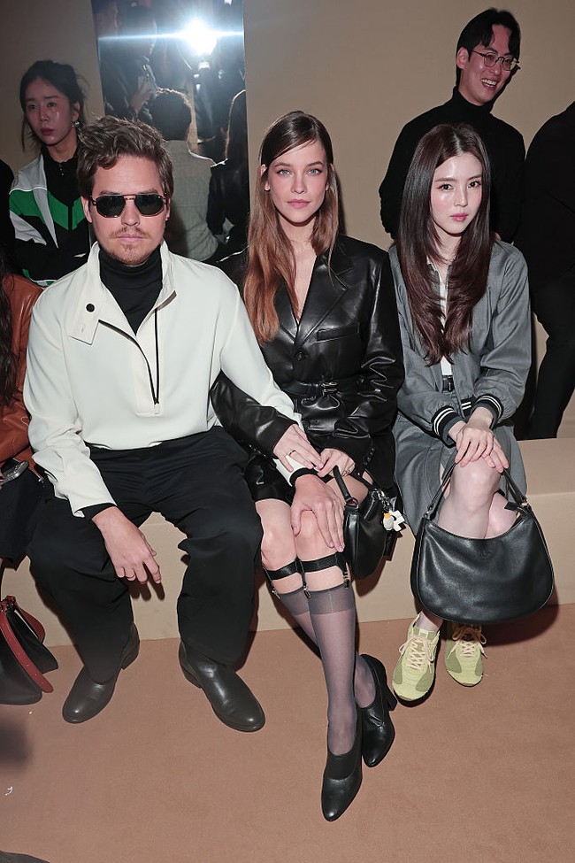 Tak sedikit netizen yang memuji paras cantik Han So Hee. Visualnya disebut-sebut “nggak kalah banting” saat disandingkan dengan artis Hollywood. Kepribadiannya yang easy going dan friendly juga menjadi daya tarik tersendiri. Foto: Getty Images