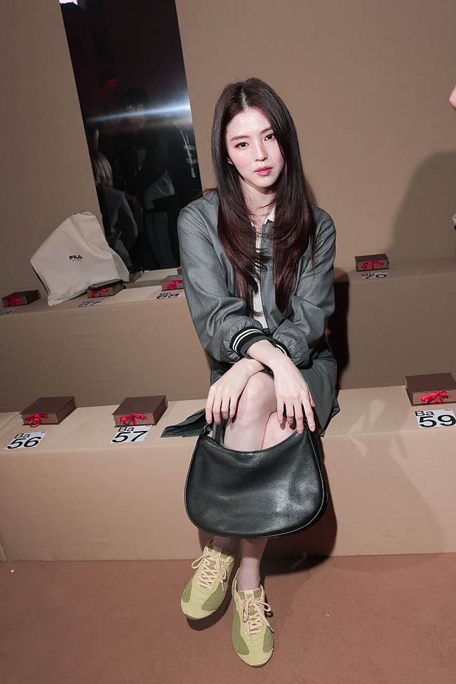 Han So Hee menunjukkan eksistensinya sebagai global ambassador Fila. Sang aktris terbang ke Italia selama gelaran Milan Fashion Week 2026. Foto: Getty Images