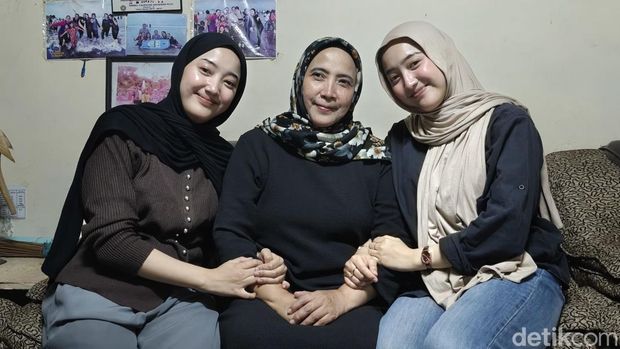 Hasna (kanan) dan Hasni (kiri), si kembar teman tuli dari Kota Bandung. Hasna (kanan) dan Hasni (kiri), si kembar teman tuli dari Kota Bandung.