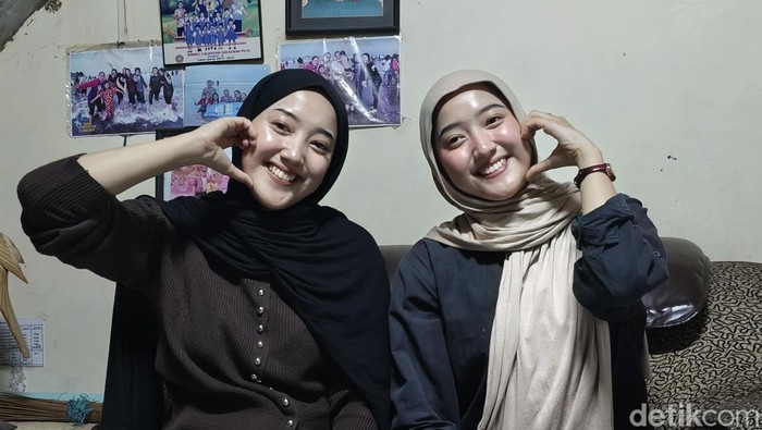 Hasna (kanan) dan Hasni (kiri), si kembar teman tuli dari Kota Bandung.