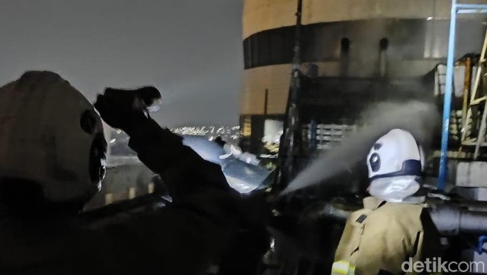 Kebakaran terjadi di Grand Arkenso Park View Hotel, kawasan Simpang Lima, Semarang. Kebakaran diduga berasal dari ruang boiler atau pemanas air.