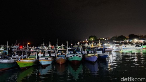 Ilustrasi kapal penangkap ikan saat lego jangkar di TPI Oeba, Kota Kupang, NTT, Minggu (11/1/2026).