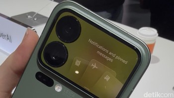 Layar sekunder Xiaomi 17 Pro Max berukuran lebih besar dengan diagonal 2,9 cm. Foto: Virgina Maulita Putri/detikINET