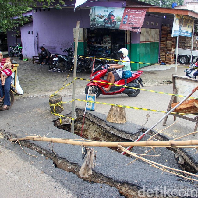 Jalan Ambles di Kampung Kramat Cipayung, Pengendara Motor Nekat Melintas