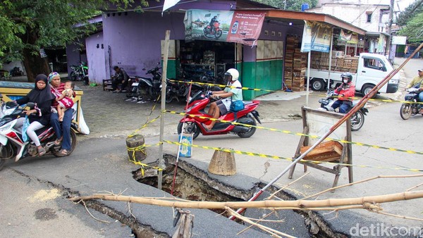 Jalan Ambles di Kampung Kramat Cipayung, Pengendara Motor Nekat Melintas