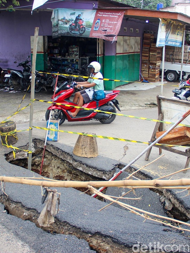 Jalan Ambles di Kampung Kramat Cipayung, Pengendara Motor Nekat Melintas