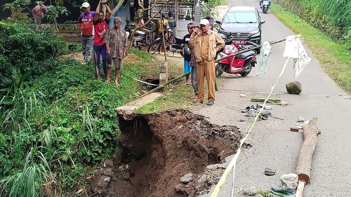 Jalan penghubung antar-dusun di Desa Jombok Kecamatan Ngantang, Kabupaten Malang amblas