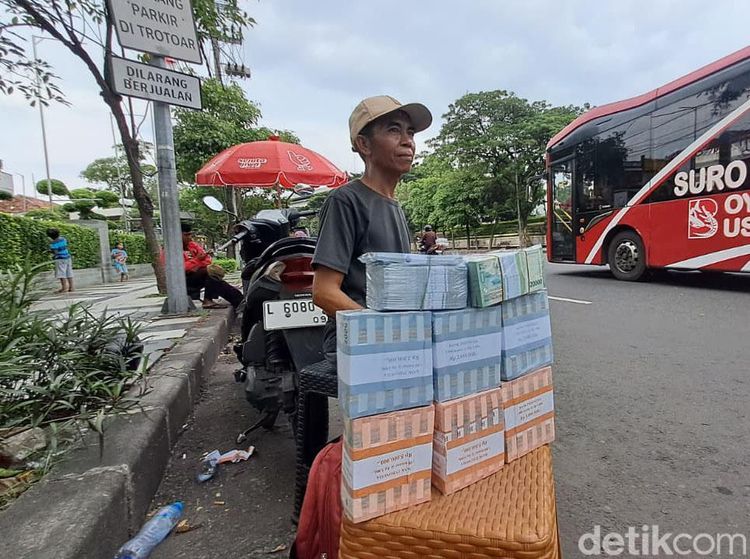 Jasa Penukaran Uang Baru di Surabaya Mulai Bermunculan